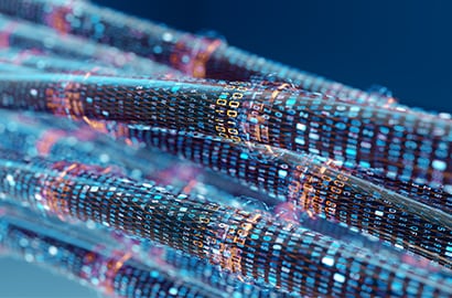 Gráfico de alta tecnología de un conjunto de cables, cada cable está envuelto en una superposición digital de texto y números.