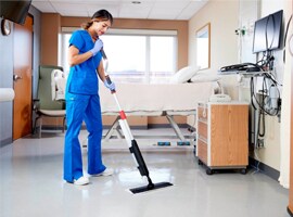 Una persona limpiando con sistema de trapeado.