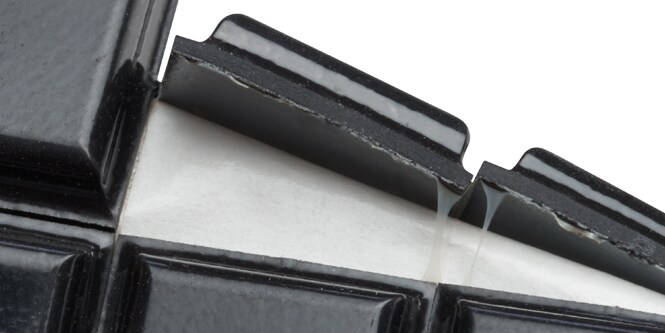 Detalle del adhesivo 3M en una lámina de topes de caucho.
