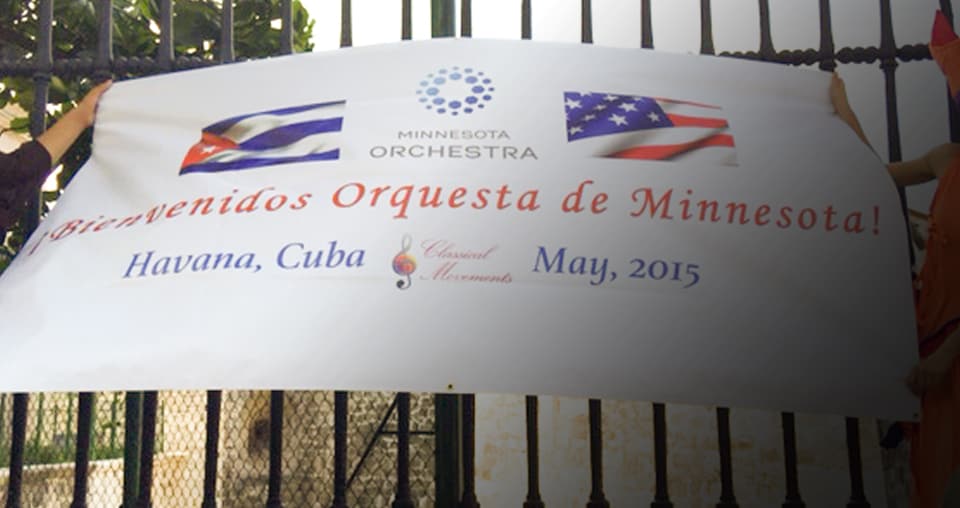 A banner that displays the Cuban and U.S. flags and the text: Bienvenidos Orquesta de Minnesota! Havana, Cuba, May 2015