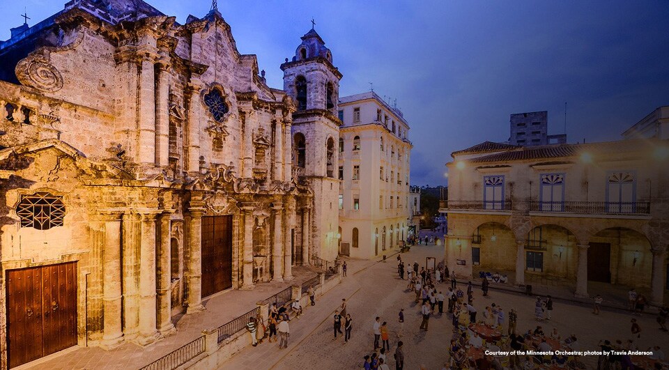 Cuban and U.S. musicians dine and dance in Havana&rsquo;s Plaza de la Catedral