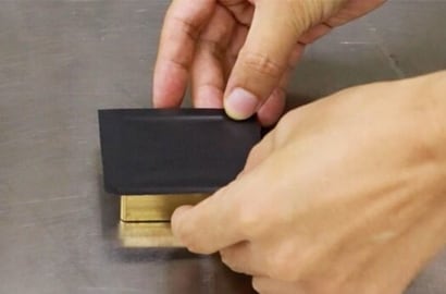 Individuo que muestra el método de conexión a tierra y blindaje.