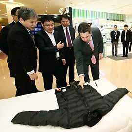 3M Korea employees talk with Mark Lippert about how 3M has contributed to South Korea’s industrial sector.