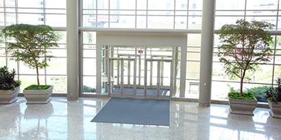 Una puerta con tapete de entrada.
